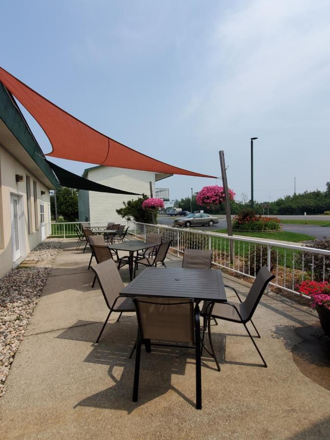 Voyager Inn Saint Ignace Eksteriør bilde