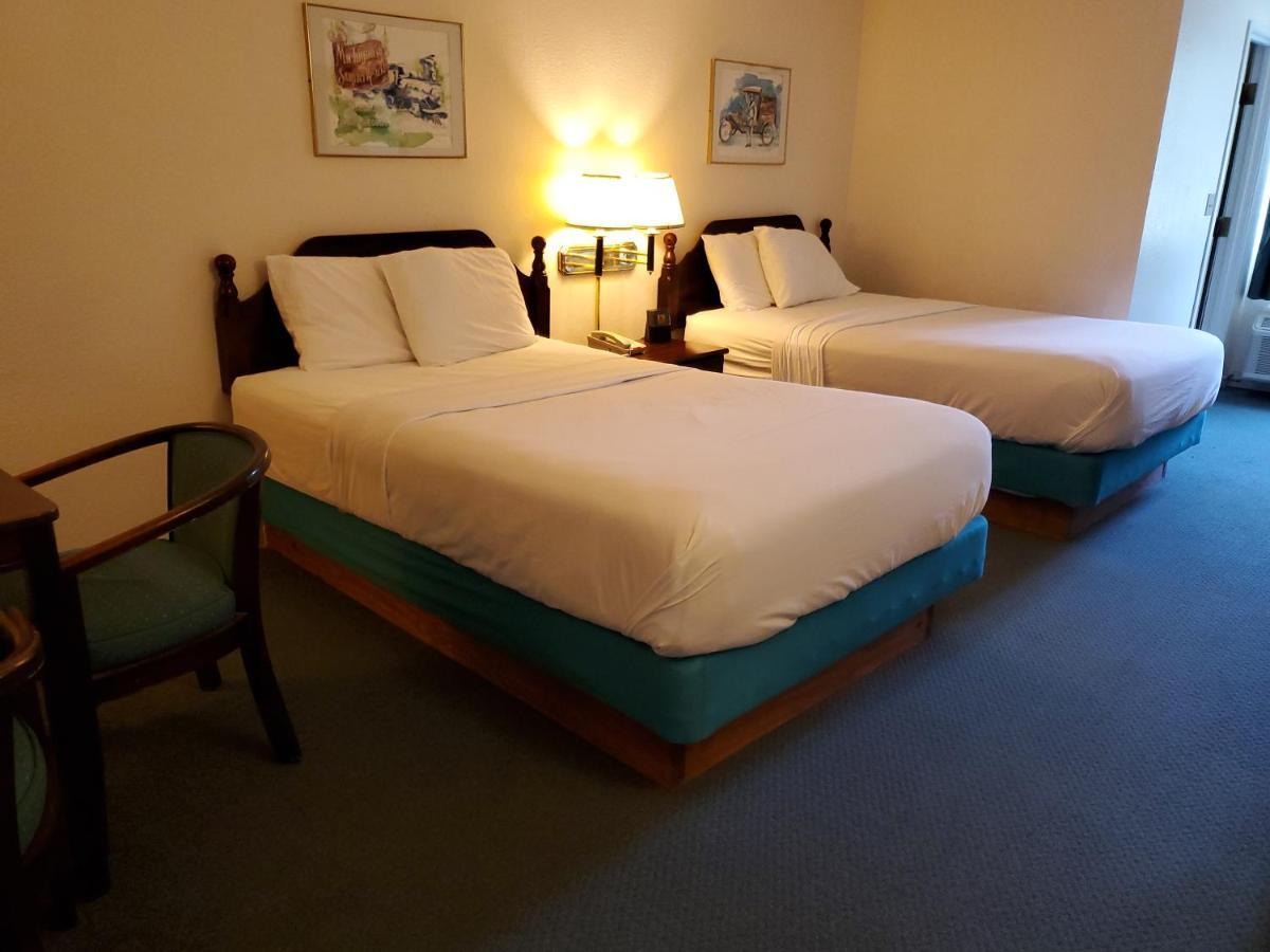 Voyager Inn Saint Ignace Eksteriør bilde