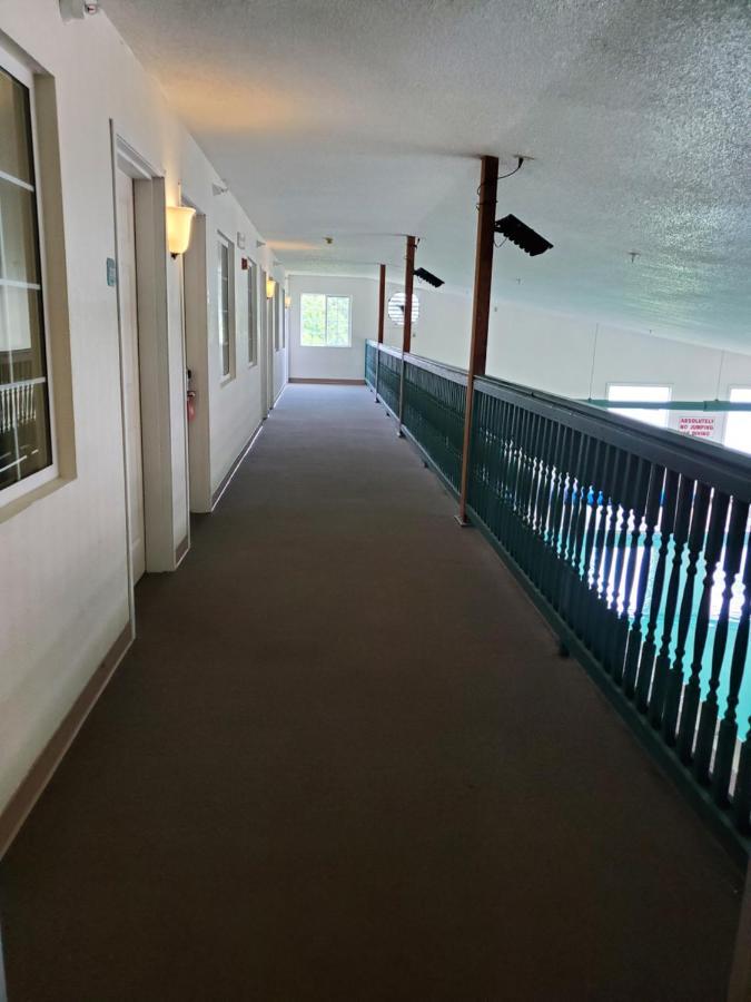 Voyager Inn Saint Ignace Eksteriør bilde