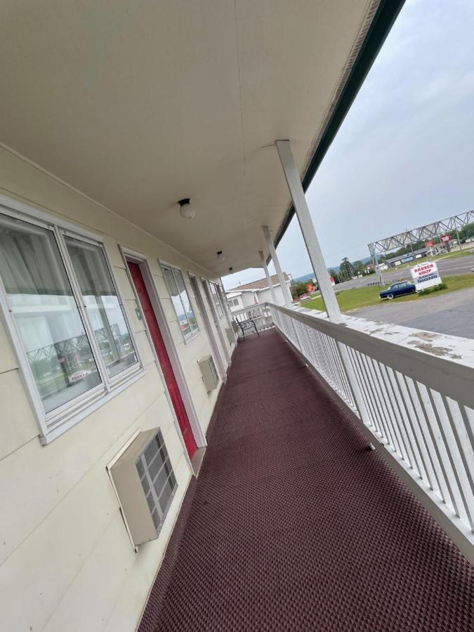 Voyager Inn Saint Ignace Eksteriør bilde