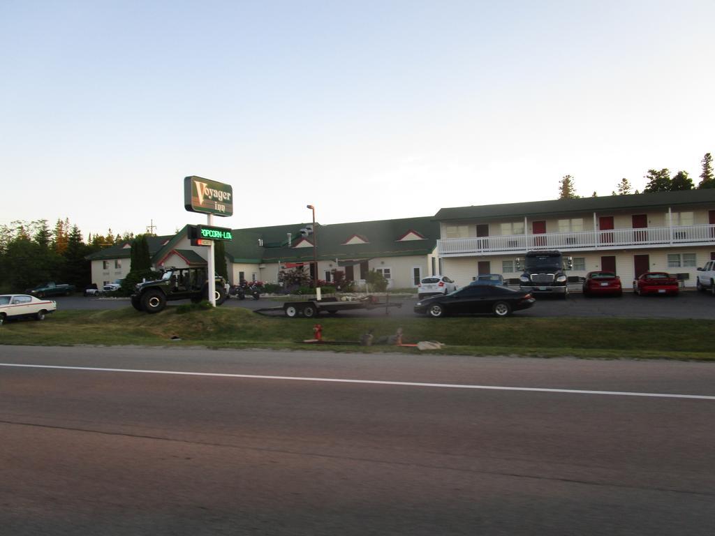 Voyager Inn Saint Ignace Eksteriør bilde