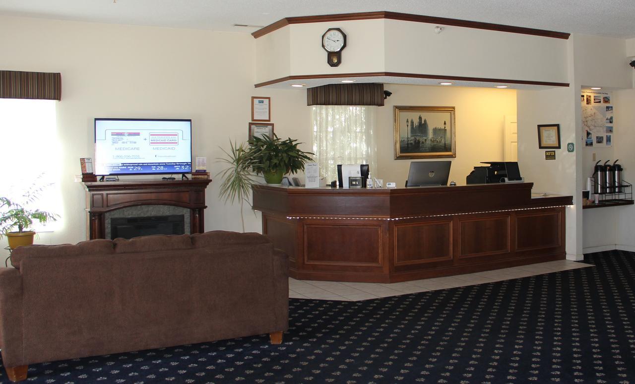 Voyager Inn Saint Ignace Eksteriør bilde