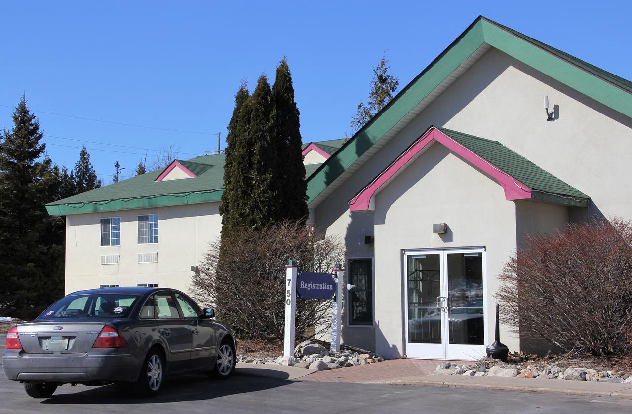 Voyager Inn Saint Ignace Eksteriør bilde