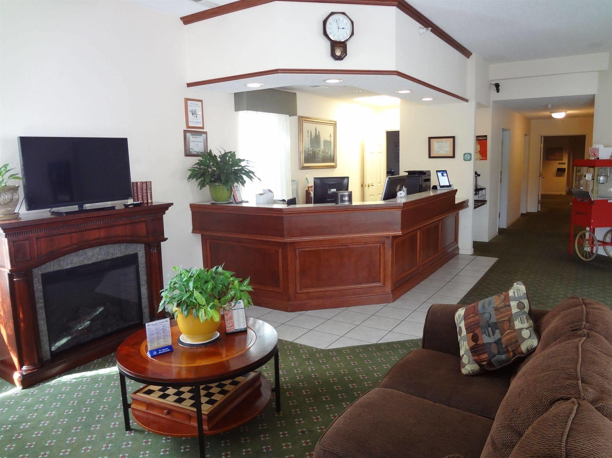 Voyager Inn Saint Ignace Eksteriør bilde