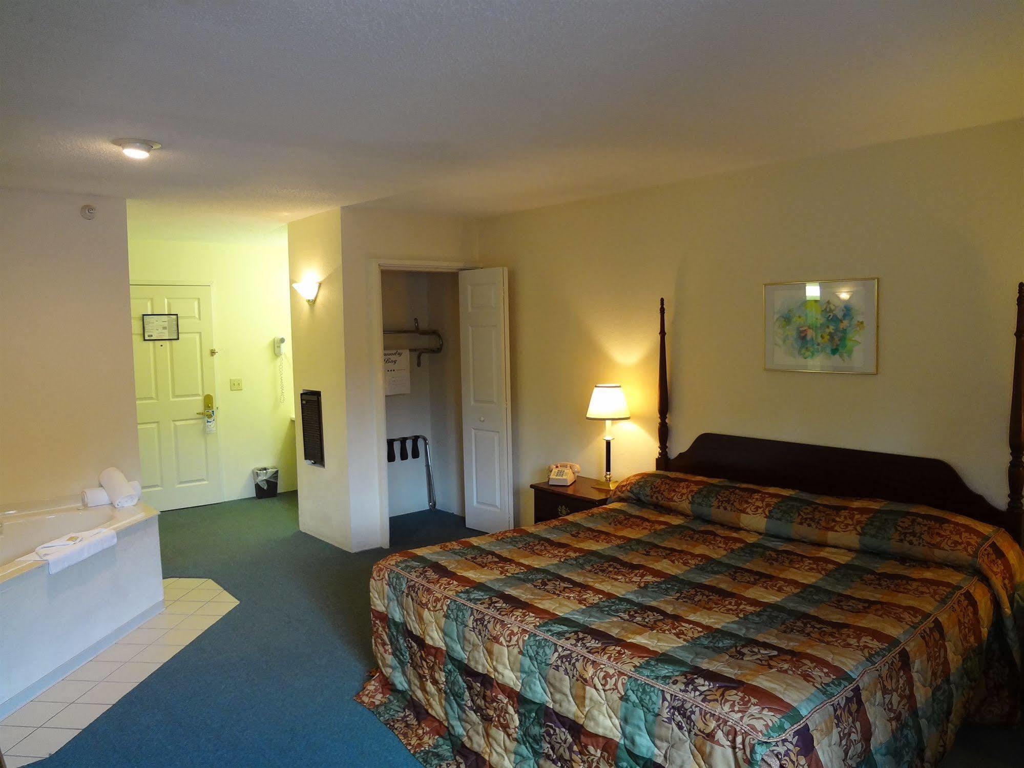 Voyager Inn Saint Ignace Eksteriør bilde