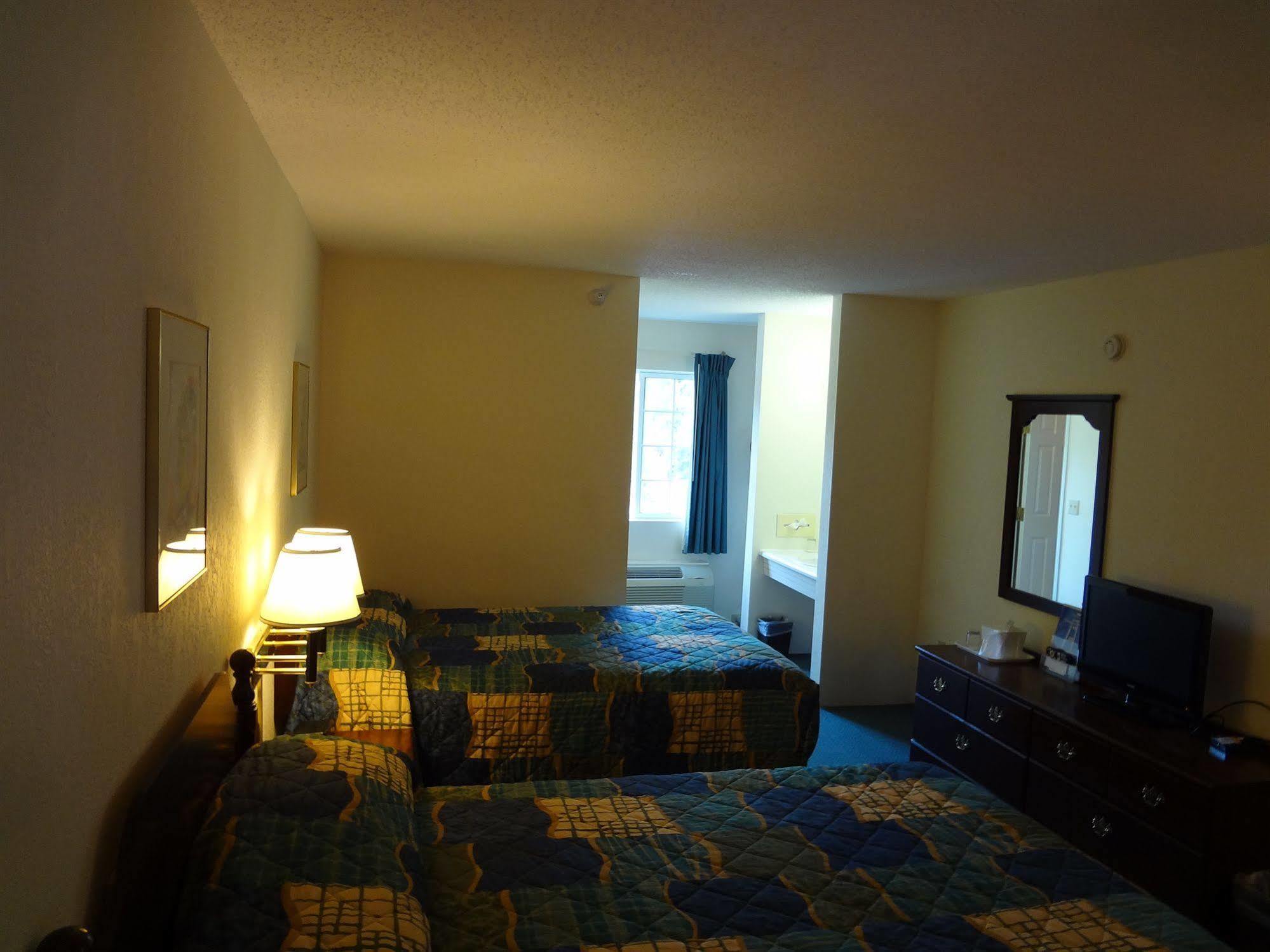 Voyager Inn Saint Ignace Eksteriør bilde