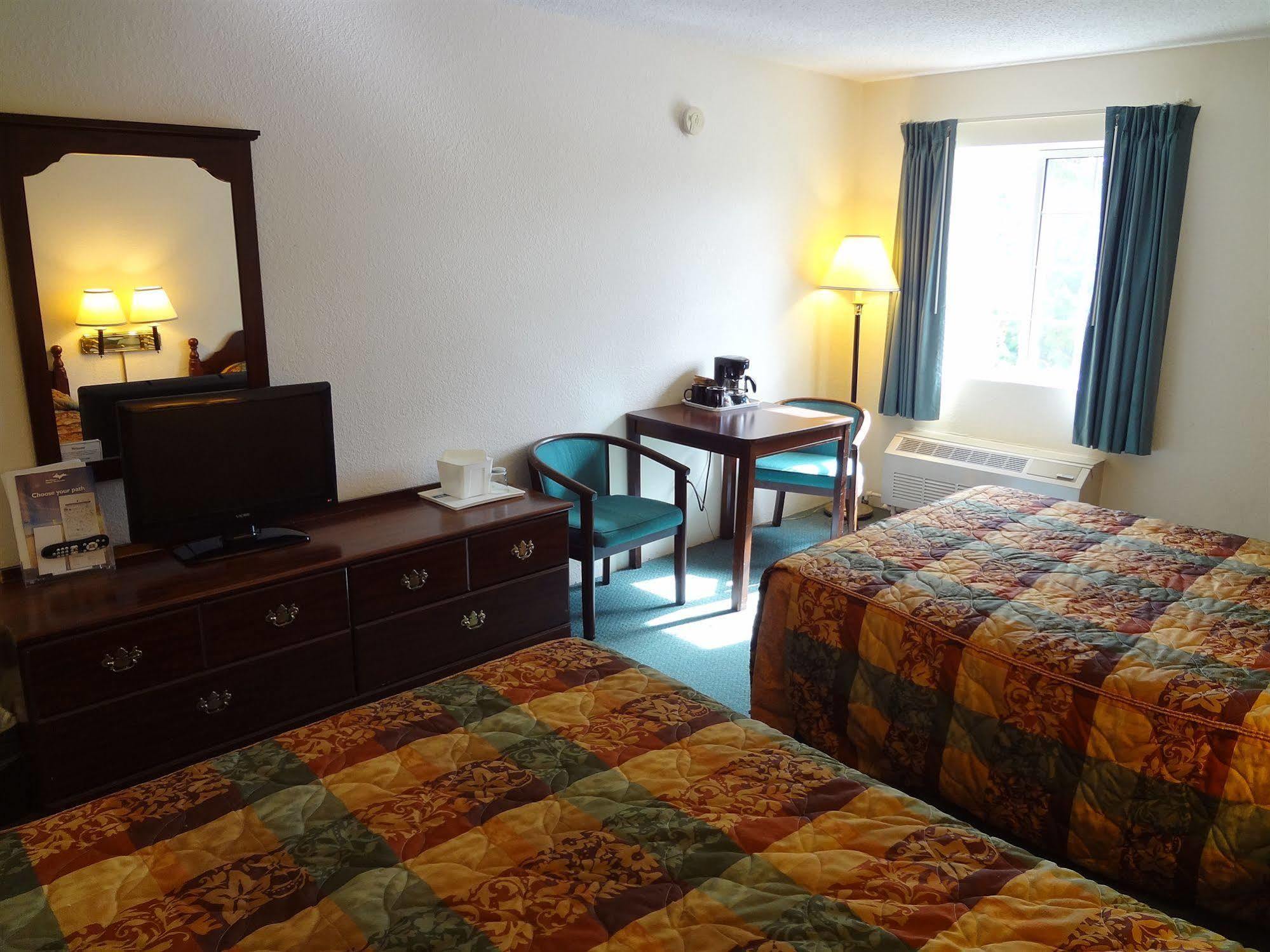 Voyager Inn Saint Ignace Eksteriør bilde