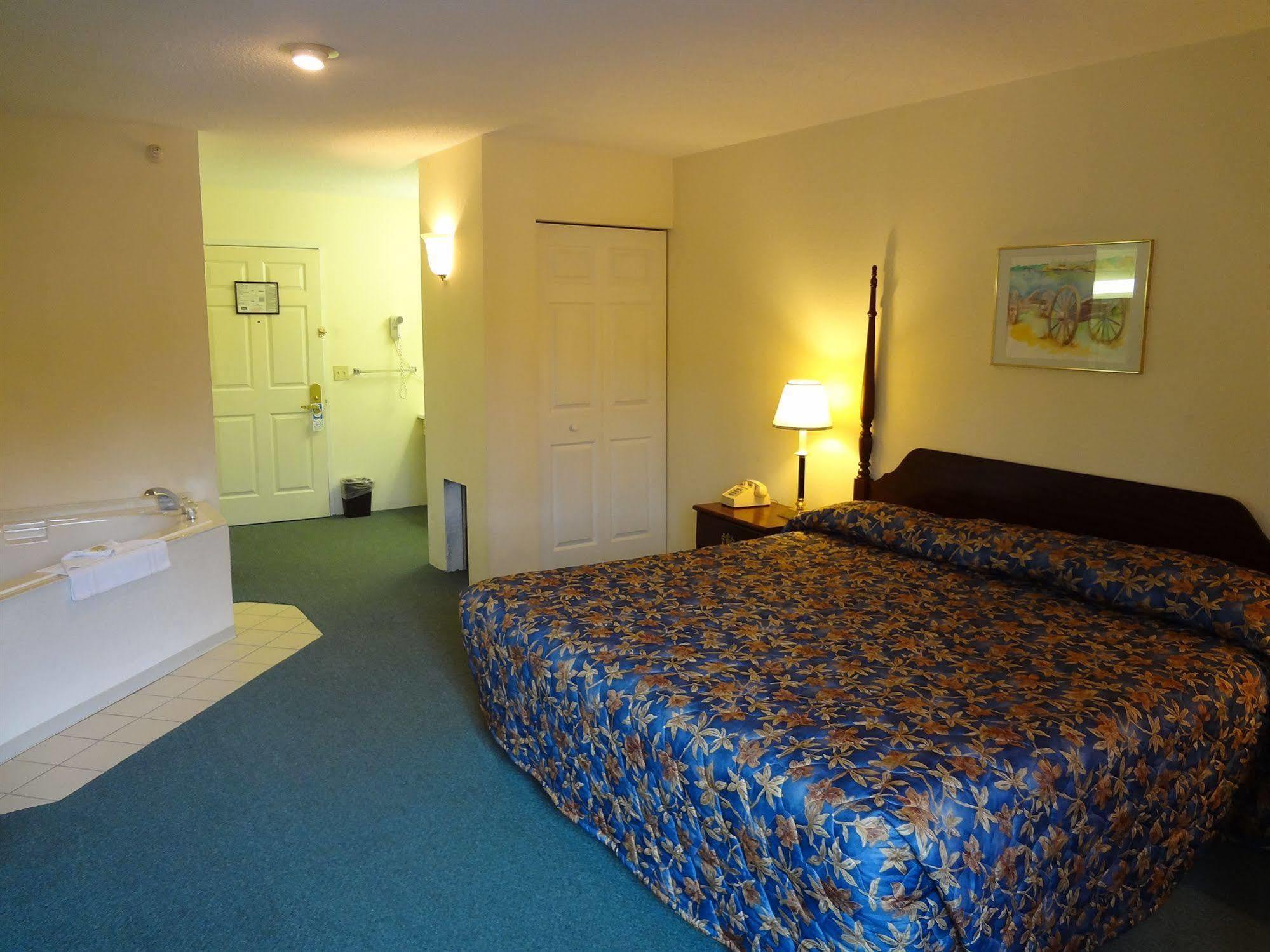 Voyager Inn Saint Ignace Eksteriør bilde