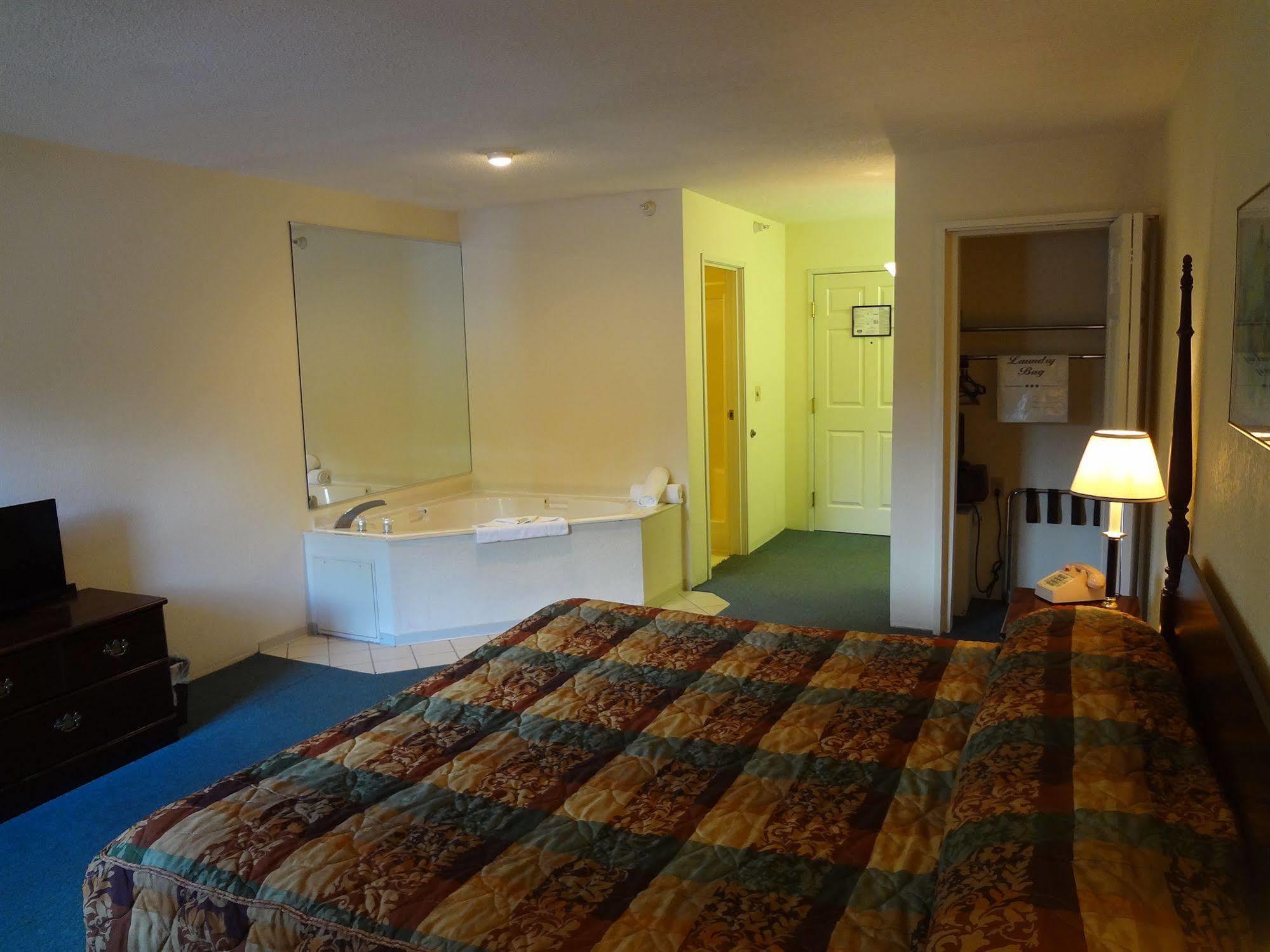 Voyager Inn Saint Ignace Eksteriør bilde