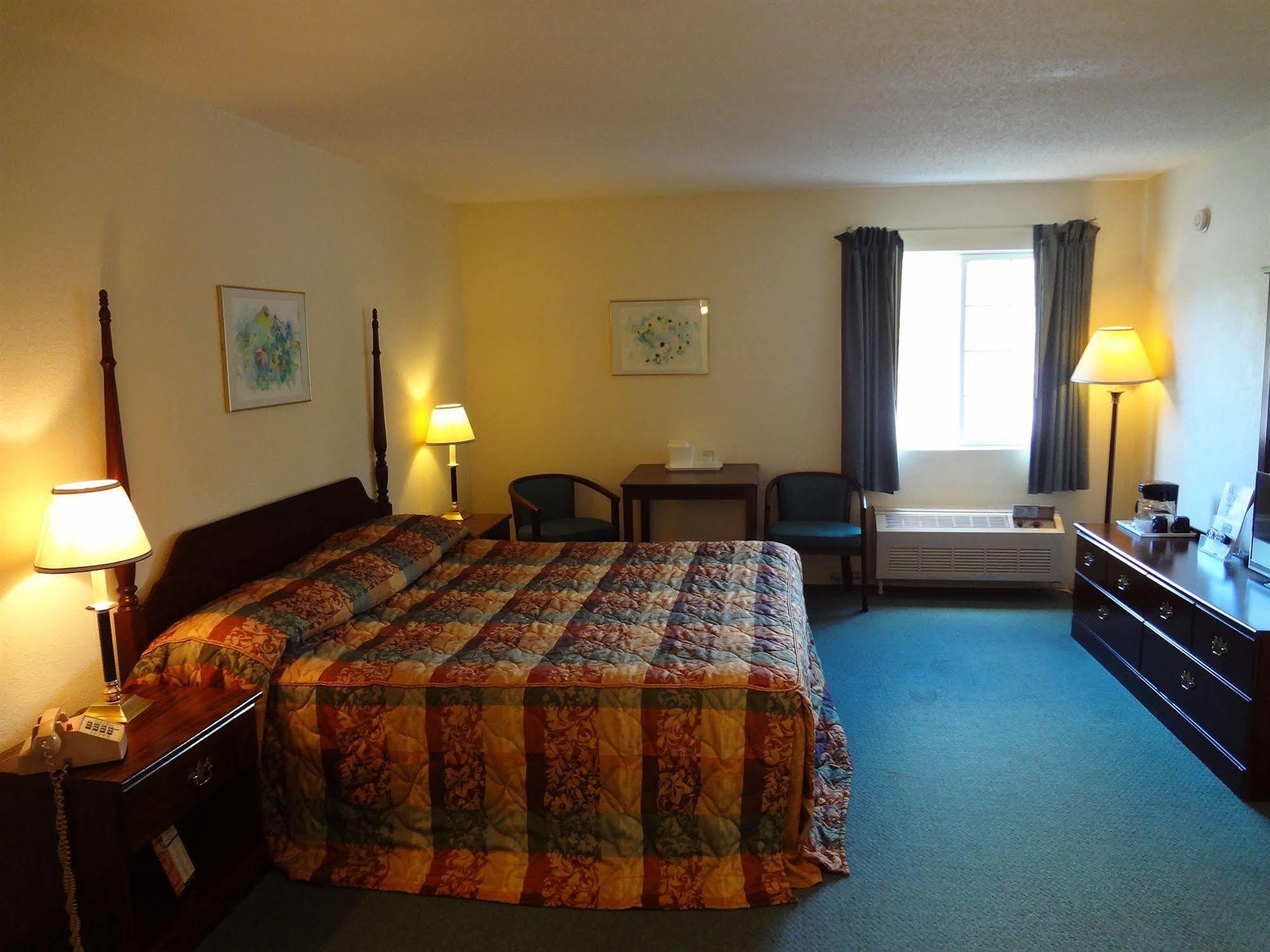 Voyager Inn Saint Ignace Eksteriør bilde