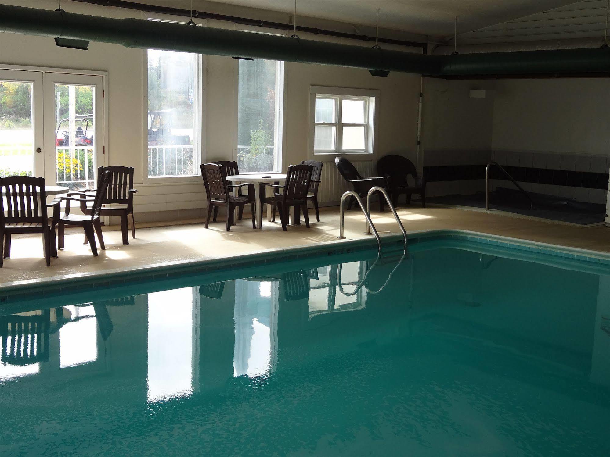 Voyager Inn Saint Ignace Eksteriør bilde