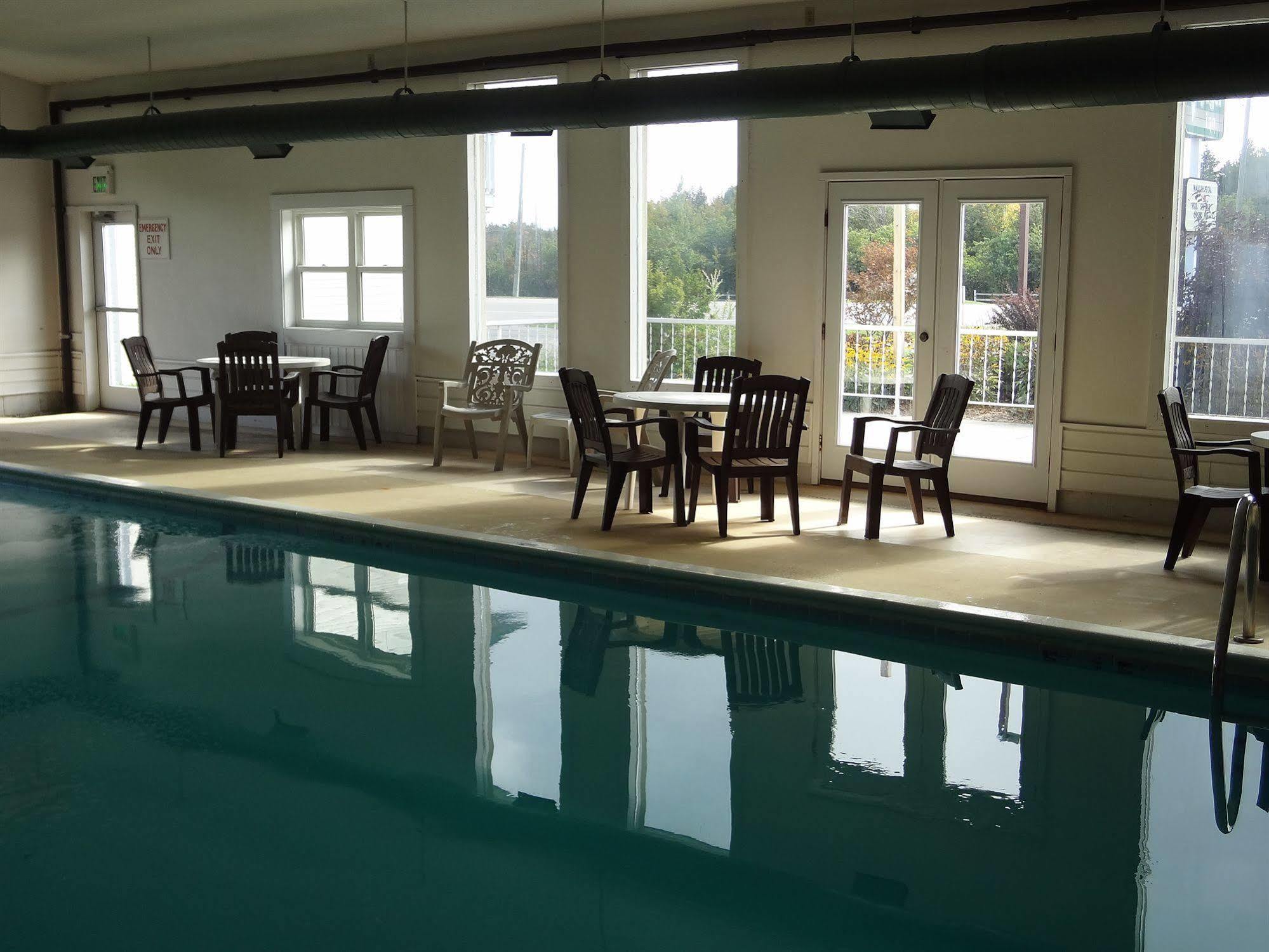 Voyager Inn Saint Ignace Eksteriør bilde